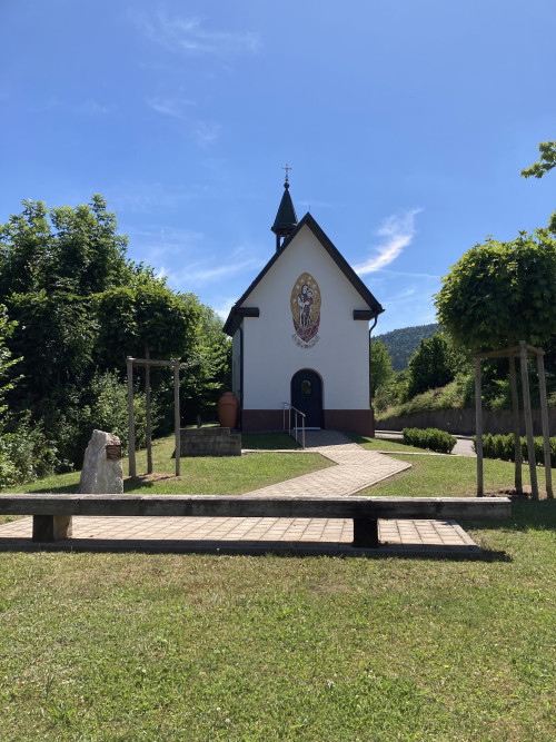 Blauer Himmel über der Lourdes-Kapelle in Ratshausen
