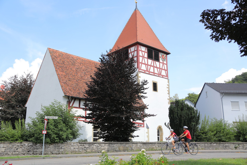 In Hohenlohe können auf dem Württemberger Weinradweg auch einzigartige Kirchen und Bauwerke besichtigt werden. Hier die evangelische Kirche aus dem 14. Jahrhundert in Weißbach im Kochertal.