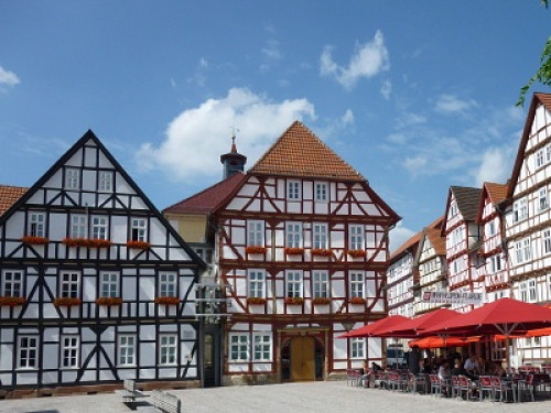 Fachwerkkulisse mit Rathausgebäuden am Marktplatz in Eschwege