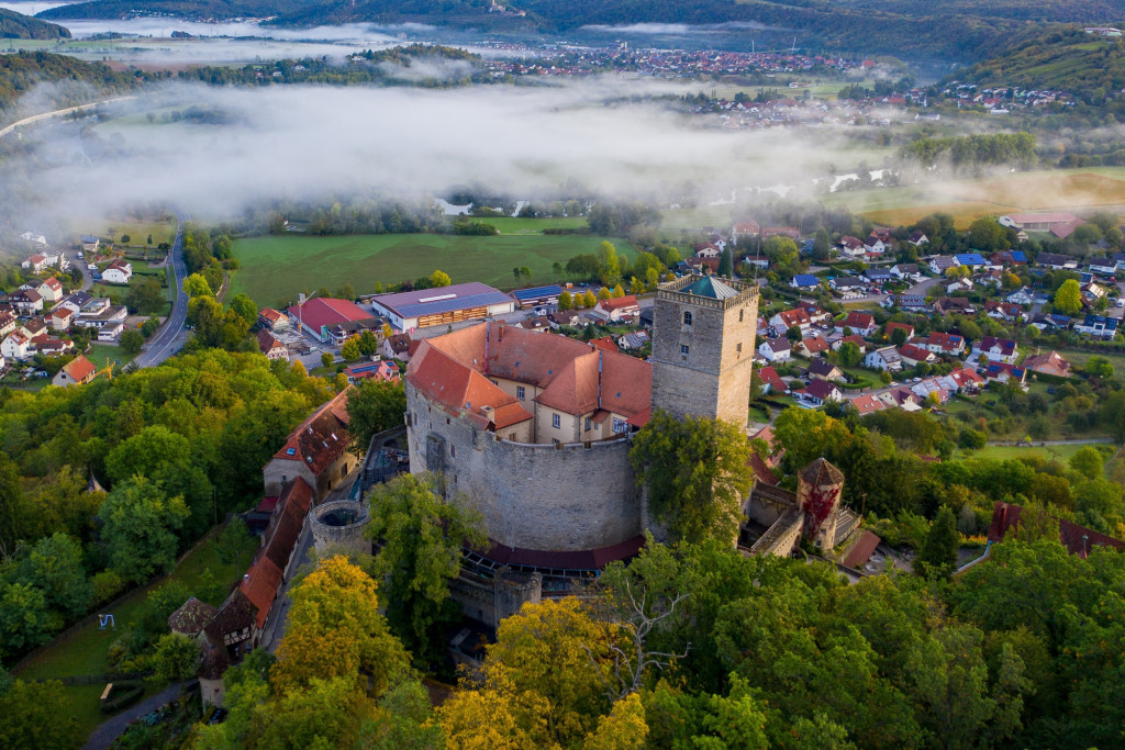 Burg Guttenberg aus der Vogelperspektive im Morgengrauen