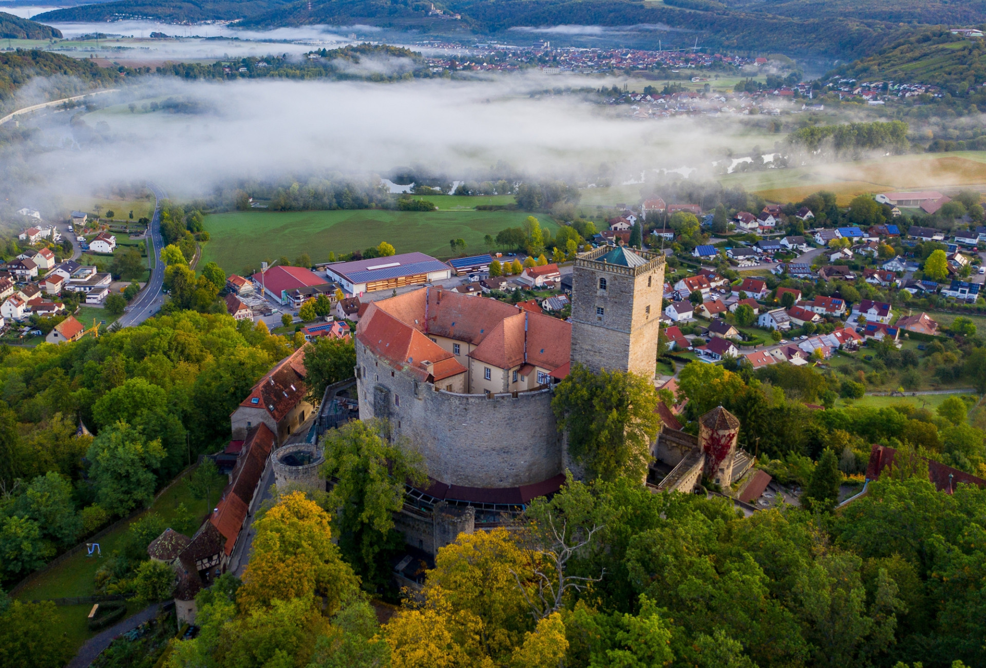 Burg Guttenberg aus der Vogelperspektive im Morgengrauen