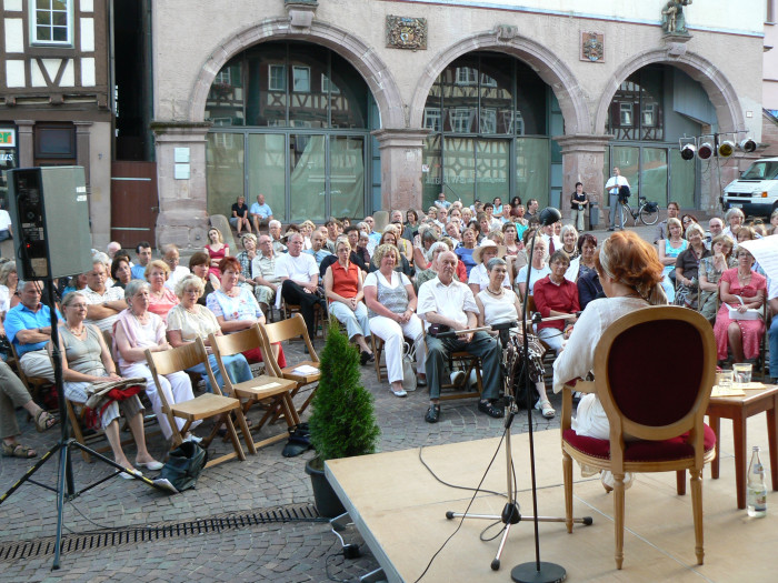 Eva Hesse  Lesung  vor Hesse Geburtshaus  2 Juli 2008 [Copyright: Herbert Schnierle-Lutz]