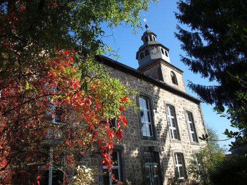 Evangelische Kirche Niederaula mit Herbstlaub