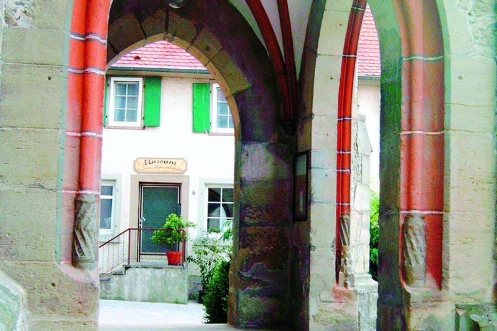 Eingang Kath. Kirche Eppingen, Hintergrund Museum, Stadt Eppingen