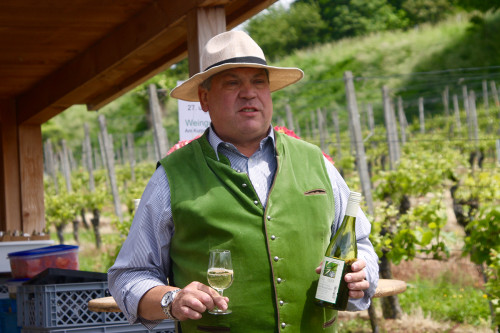 Markus Glöckler bei einer Weinprobe auf dem Rebberg Bad Krozingen