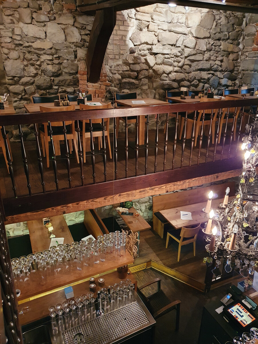 Blick vom Obergeschoss mit altem Gemäuer im Weinstein