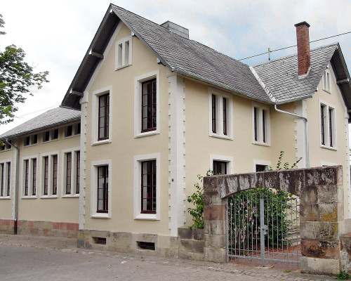 Historisches Museum Wallerfangen. Das ehemalige Schulhaus von 1876 gehört zum denkmalgeschützten Gebäudeensemble auf der Adolphshöhe