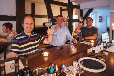 Weinkostbar Brackenheim | Theke mit Gästen