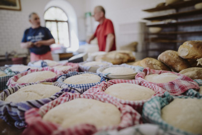 Frisch gebackenes Brot beim Backofenfest im Hohenloher Freilandmuseum