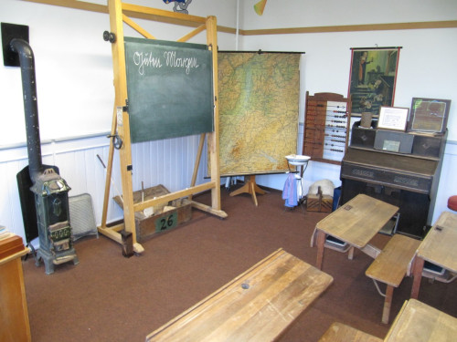 Klassenzimmer Tafel und Bänke
