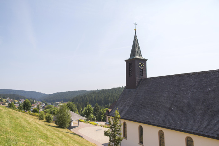 Kirche St Benedikt mit Bick auf Eisenbach [Copyright: Hochschwarzwald Tourismus GmbH]