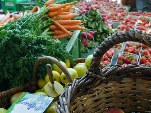 Obst und Gemüse an einem Marktstand