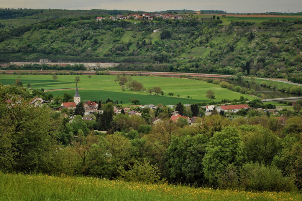 Blick auf Obrigheim vom Schloss aus / Odenwald