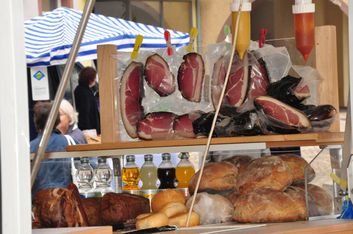 Marktstand mit Brot und Schinken [Copyright: Hochschwarzwald Tourismus GmbH]