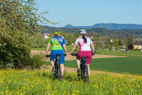 Radfahrer bei Haigerloch - im Hintergrund Burg Hohenzollern