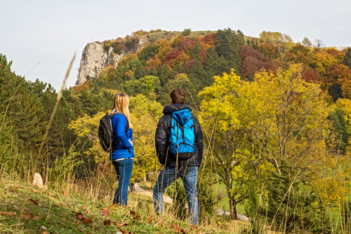 Zwei Wanderer blicken zum Lochenstein