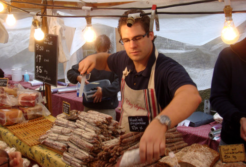Französische Salami auf dem Umbrisch-provenzalischen Markt in Tübingen