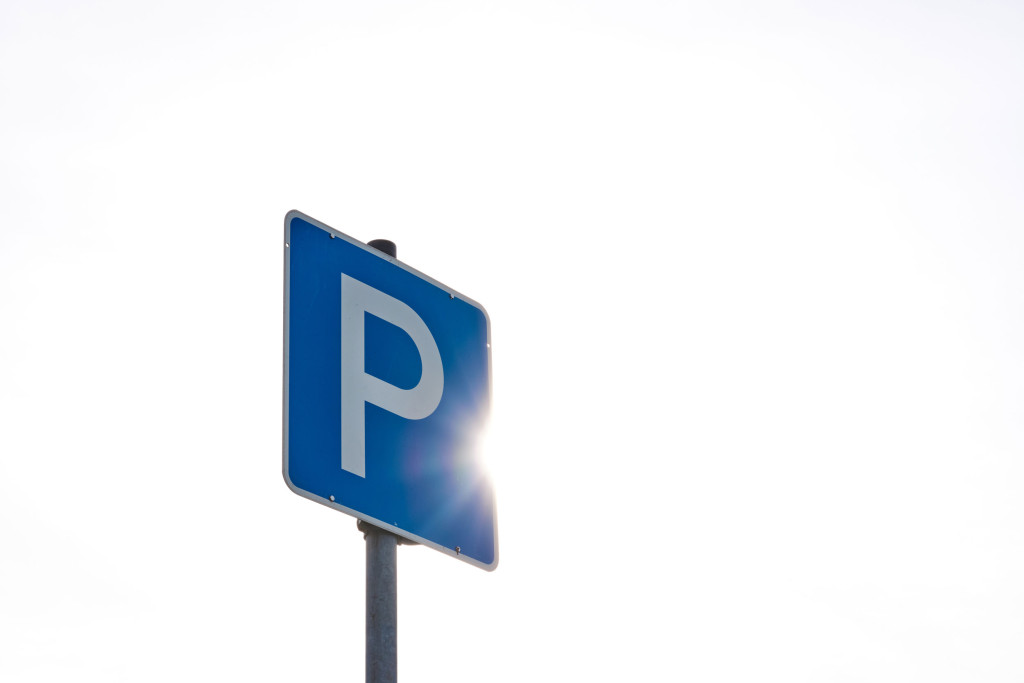 Parkplatzschild mit Sonne