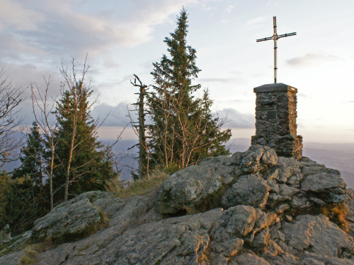 Beim Gipfelkreuz am Großen Falkenstein an einem Oktoberabend