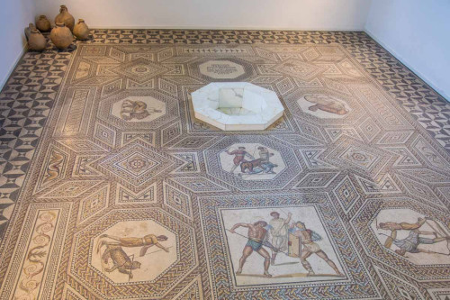 großer Mosaikboden mit römischen Abbildungen