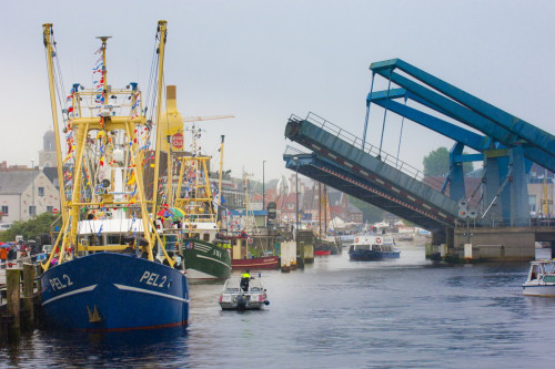 Die zwei Klappbrücken nach holländischer Bauart trennen den Husumer Binnenhafen vom Außenhafen