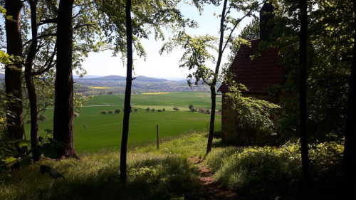 Blick vom Waldrand bei Bad Emstal Riede Nähe Kapelle und Schloss