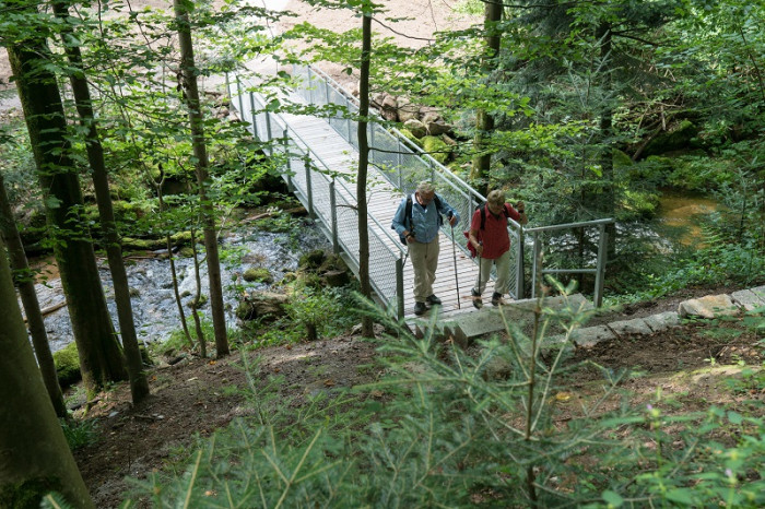 Wanderer auf dem Weg zu den Gertelbach Wasserfällen [Copyright: ]
