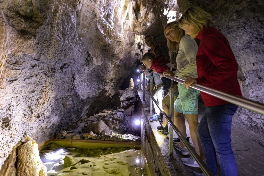 Besucher in der der Eberstadter Tropfsteinhöhle / Odenwald