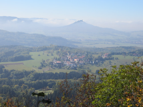 Blick vom Dreifürstenstein Richtung Hechingen und Burg Hohenzollern
