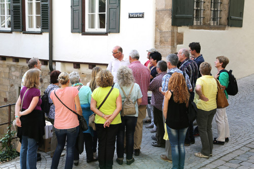 Gästegruppe bei einer Stadtführung auf dem Tübinger Marktplatz