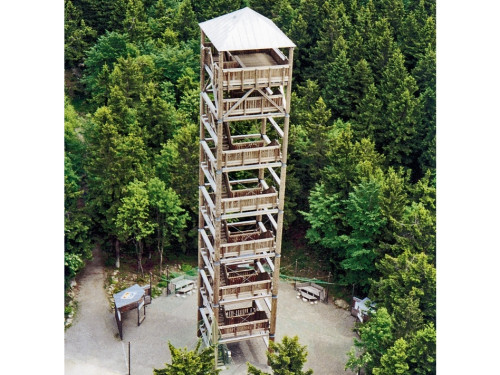 Ein Holzbauwerk ist der Aussichtsturm auf dem Haidel im Dreiländereck Bayerischer Wald
