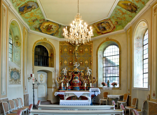 Mittige Sicht der Kapelle mit Kronenleuchter und Altar