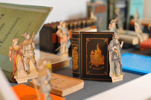 Figuren und Bücher im Wilhelm-Hauff-Museum