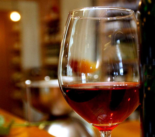 Halbvolles Weinglas befüllt mit Rotwein