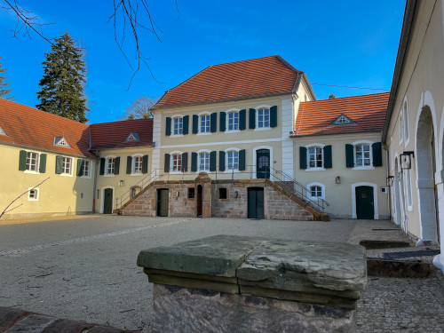 Das Jagdschloss Karlsbrunn im Frühling