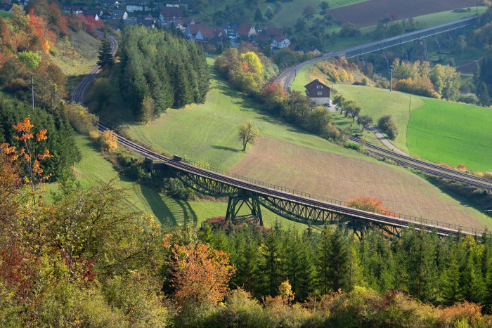 Vier-Bahnen-Blick: Biesenbach-Viadukt mit Bahnhof und Talübergang Epfenhofen  [Copyright: Schwarzwaldverein Radolfzell]