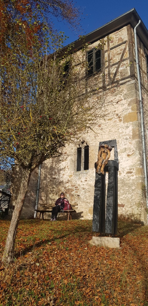 Wanderin macht Pause am romanischen Chorturm