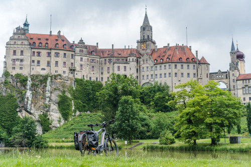 Donauufer mit Blick auf das Hohenzollernschloss