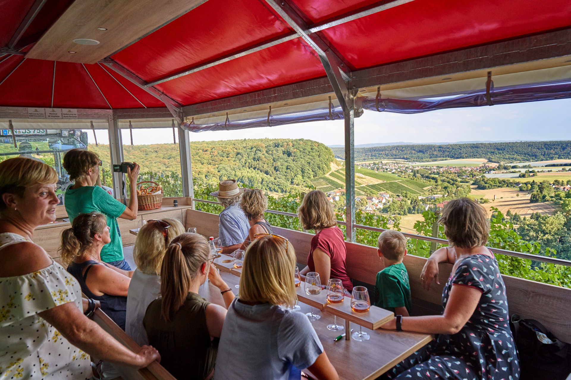 Fahrend Weinproben im Löwen-Express mit Ausblick über das Weinsberger Tal | HeilbronnerLand