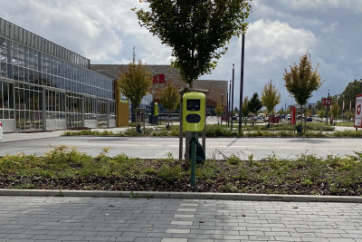 Ladestation für Elektrofahrzeuge - Parkplatz Pflanzen Kölle