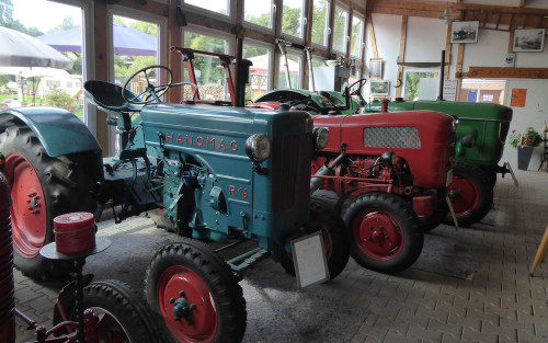 Alte Traktoren und Hanomags in verschiedenen Farben