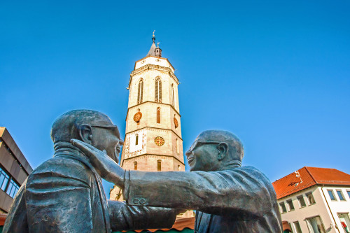 Figuren in der Balinger Innenstadt vor der evangelischen Stadtkirche