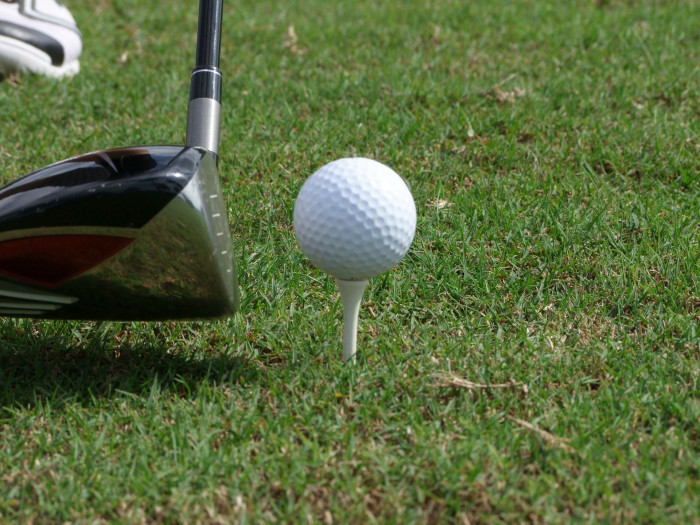 Abschlag Golfball [Copyright: pixabay]