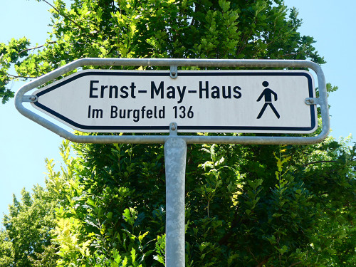 Wegweiser zum Ernst-May-Haus