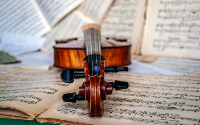 Notenbuch mt einer Violine von ©Pixabay [Copyright: Notenbuch mt einer Violine von ©Pixabay]