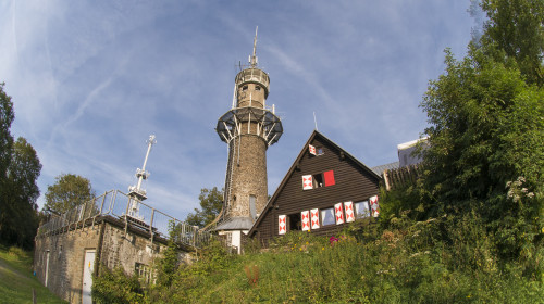 Blick auf den Kindelsbergturm, das Wahrzeichen der Krombacher Brauerei