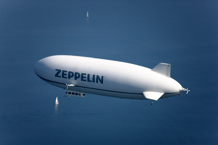 Zeppelin ueber dem Bodensee [Copyright: Tourist-Information Friedrichshafen]