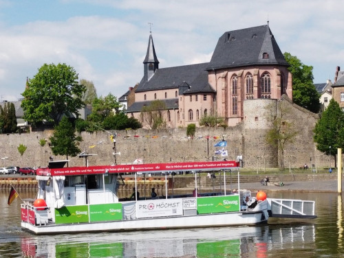 Main ferry in front of the Justinus church in Frankfurt Höchst