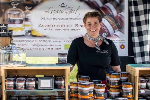 Sabine Lenhart mit ihrem Sortiment auf einem Markt